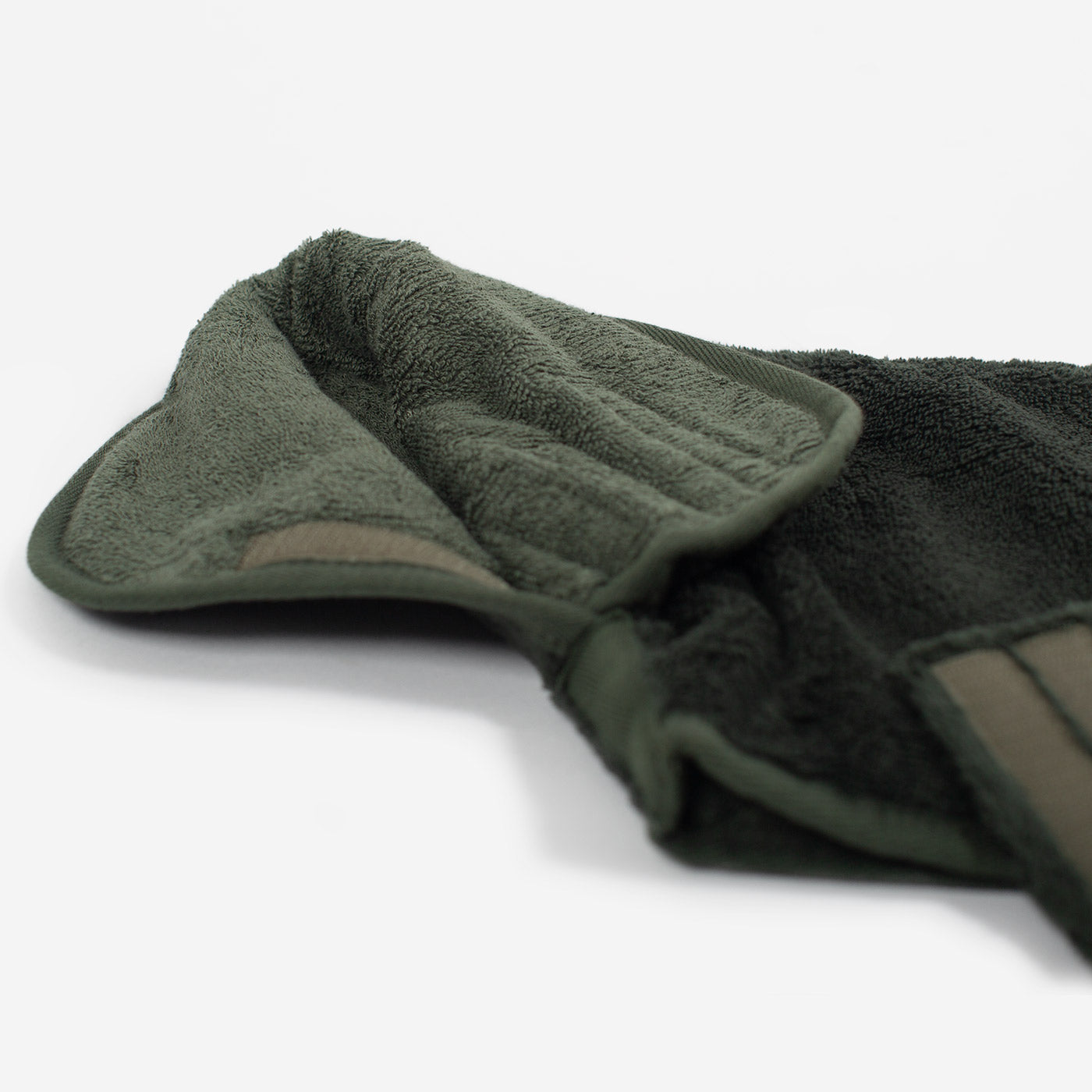 Introducing the ultimate bamboo dog drying coat in beautiful fir green, made from luxurious bamboo to aid sensitive skin featuring adjustable Velcro neck and waist fastening with super absorbent material for easy pet drying! Available now at Lords & Labradors In five sizes and four colours to suit all breeds!