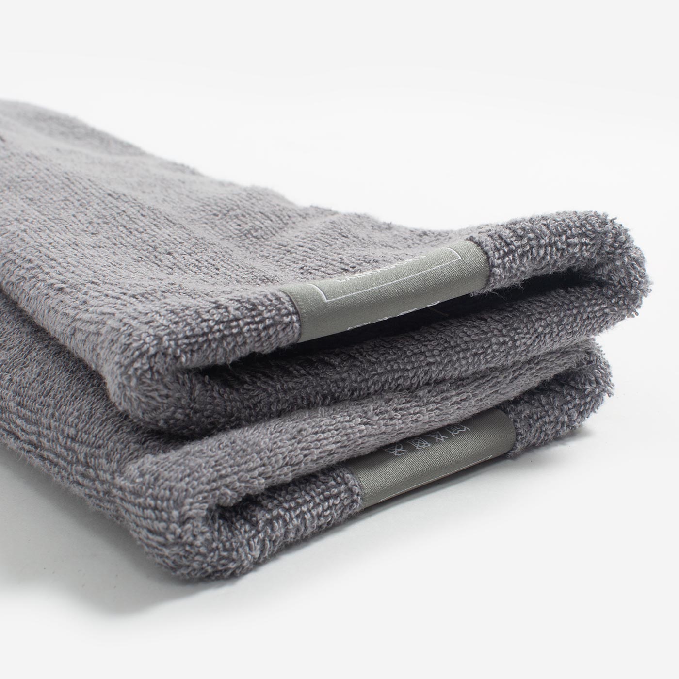 Introducing the ultimate bamboo dog drying mitts in beautiful grey Gun Metal, made from luxurious bamboo to aid sensitive skin featuring universal size to fit all with super absorbent material for easy pet drying! The perfect dog drying gloves, available now at Lords & Labradors In four colours!