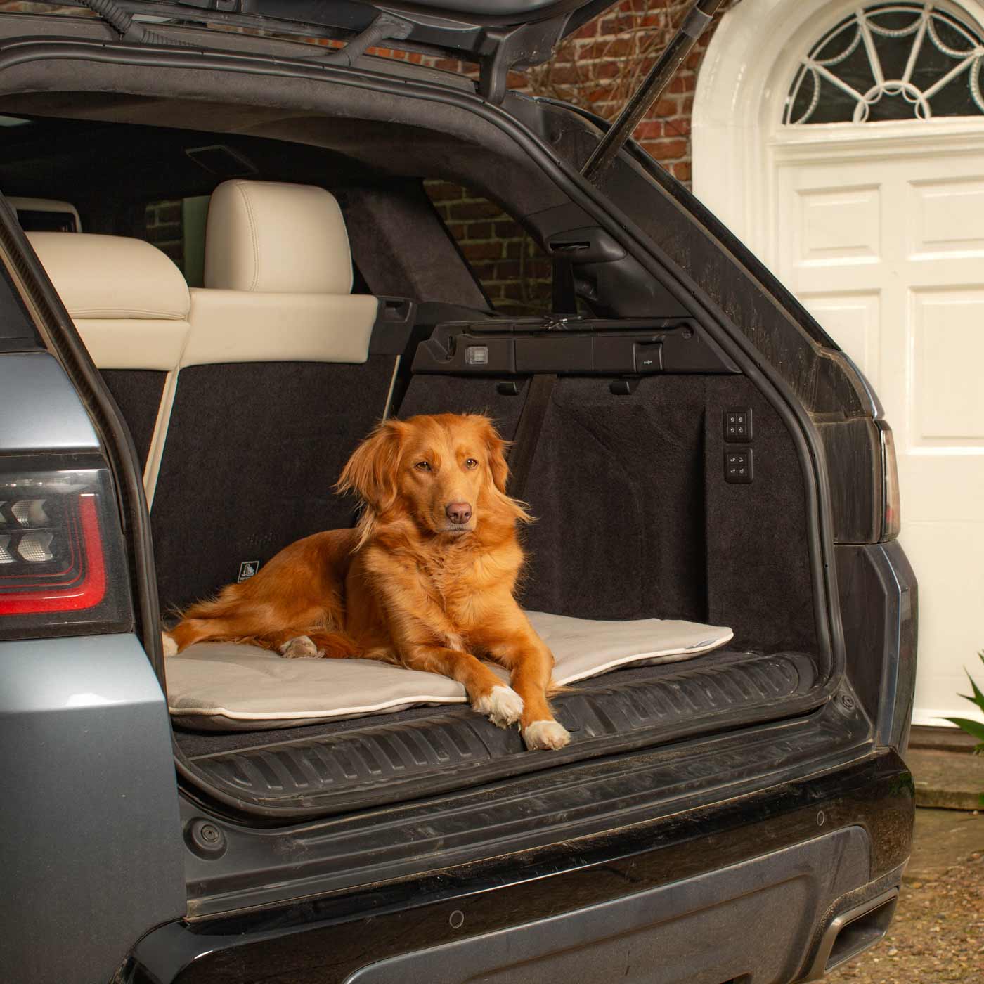 Embark on the perfect pet travel with our luxury Travel Mat in Savanna Stone! Featuring a Carry handle for on the move once Rolled up for easy storage, can be used as a seat cover, boot mat or travel bed! Available now at Lords & Labradors