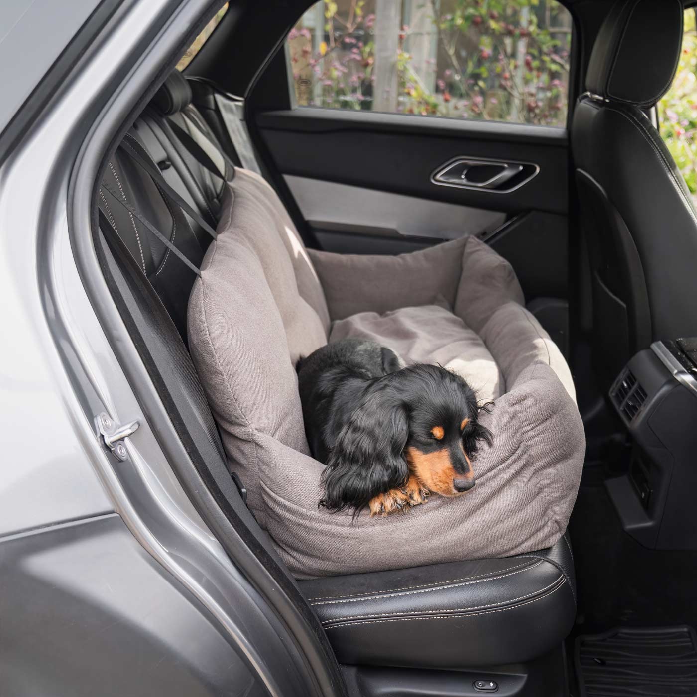 Embark on the perfect pet travel with our luxury Double Easy Traveller Seat! Featuring removable inner cushion with with cover for easy cleaning! Available now at Lords & Labradors    