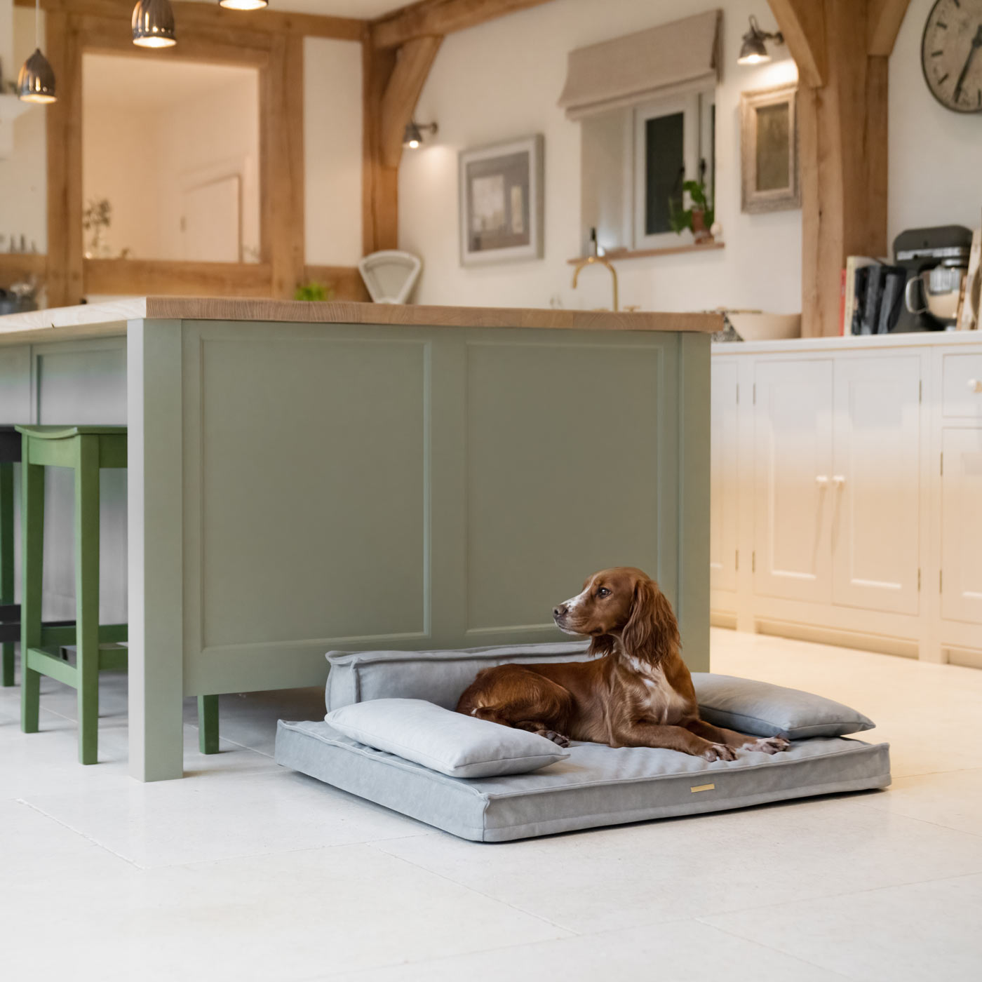 Introducing our luxury dog sofa in stunning ash grey, featuring squishy foam inner for maximum comfort and removable arms to adjust your dog’s sleeping preference! The perfect sofa for dogs available now at Lords & Labradors    