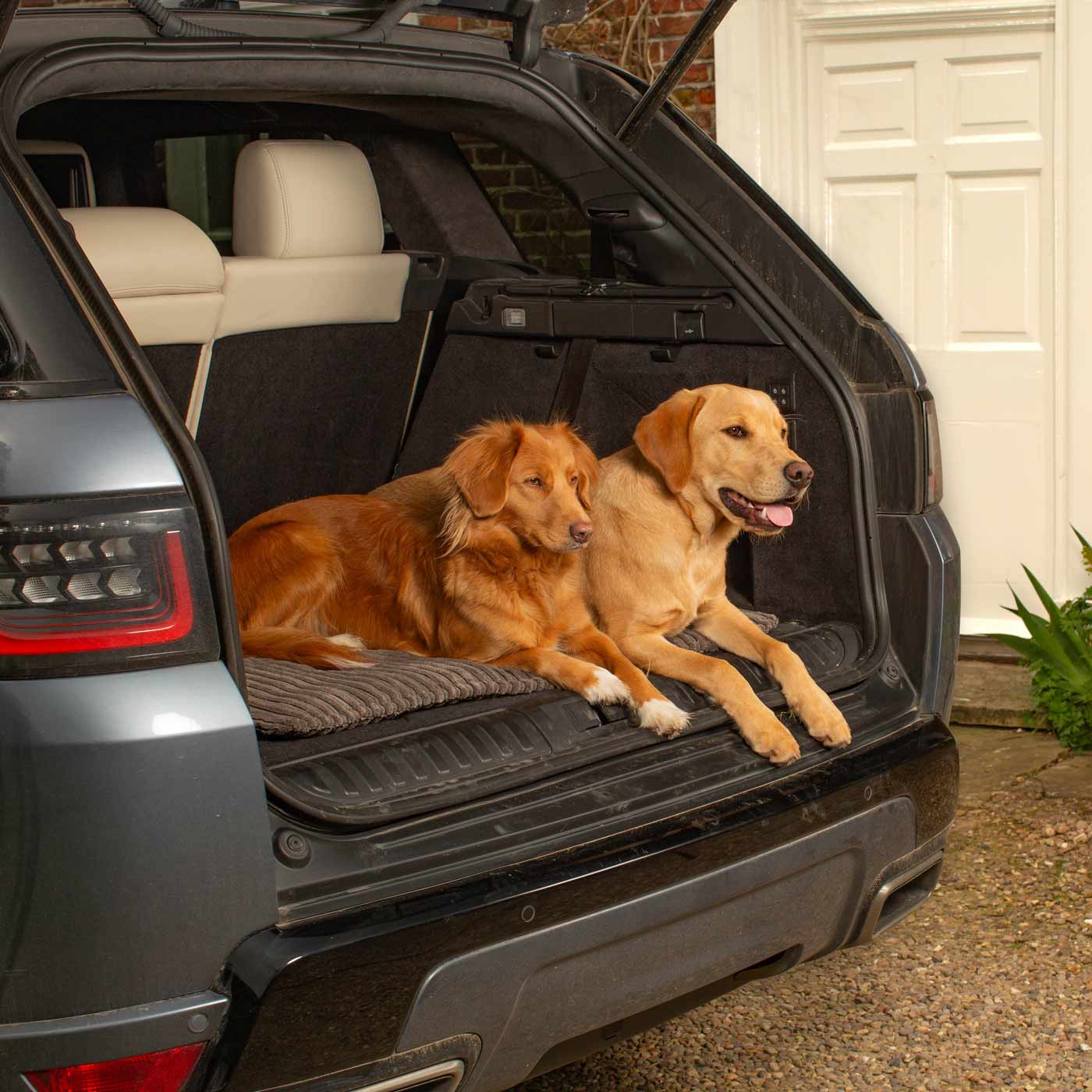 Embark on the perfect pet travel with our luxury Travel Mat in Essentials Dark Grey. Featuring a Carry handle for on the move once Rolled up for easy storage, can be used as a seat cover, boot mat or travel bed! Available now at Lords & Labradors