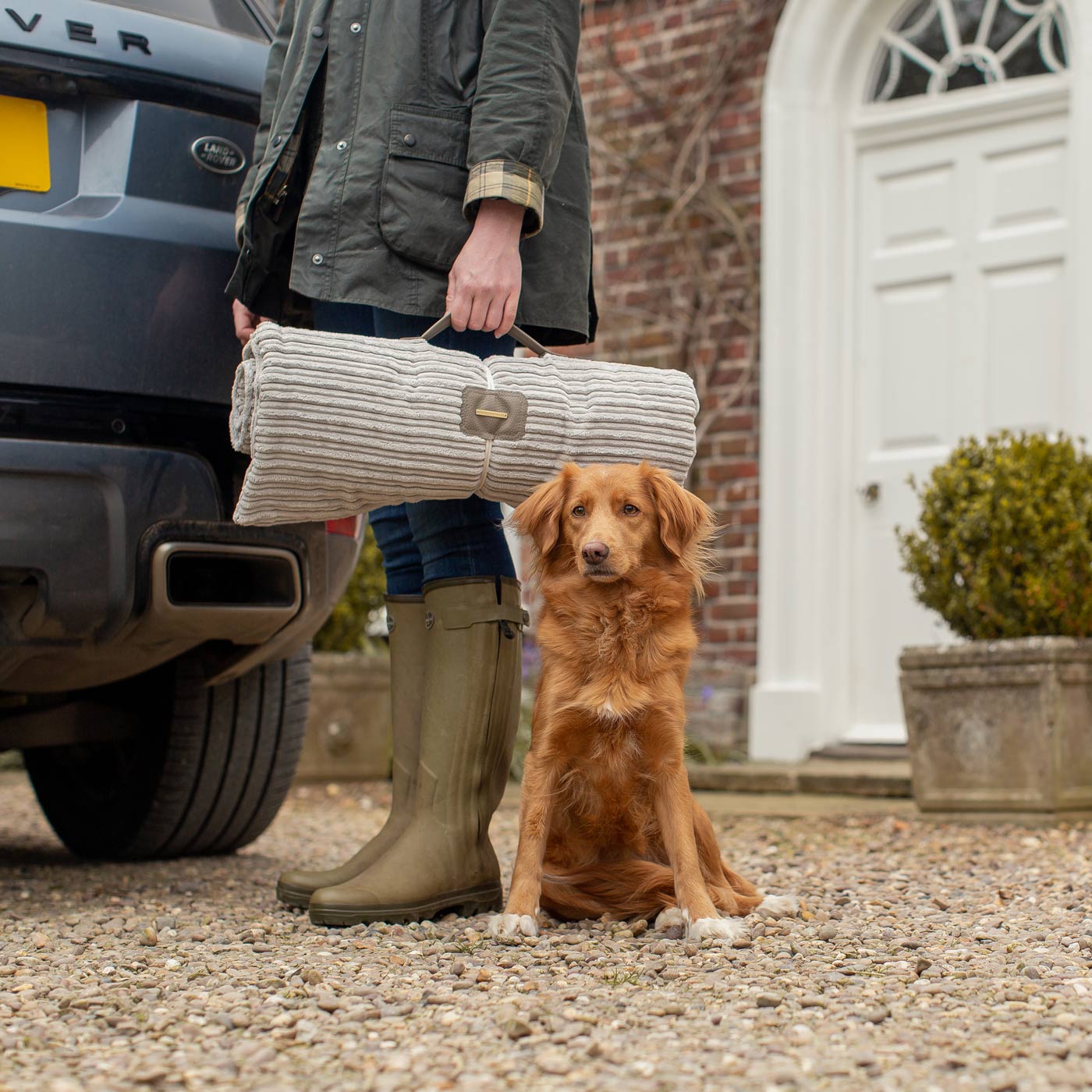 Embark on the perfect pet travel with our luxury Travel Mat in Essentials Light Grey. Featuring a Carry handle for on the move once Rolled up for easy storage, can be used as a seat cover, boot mat or travel bed! Available now at Lords & Labradors