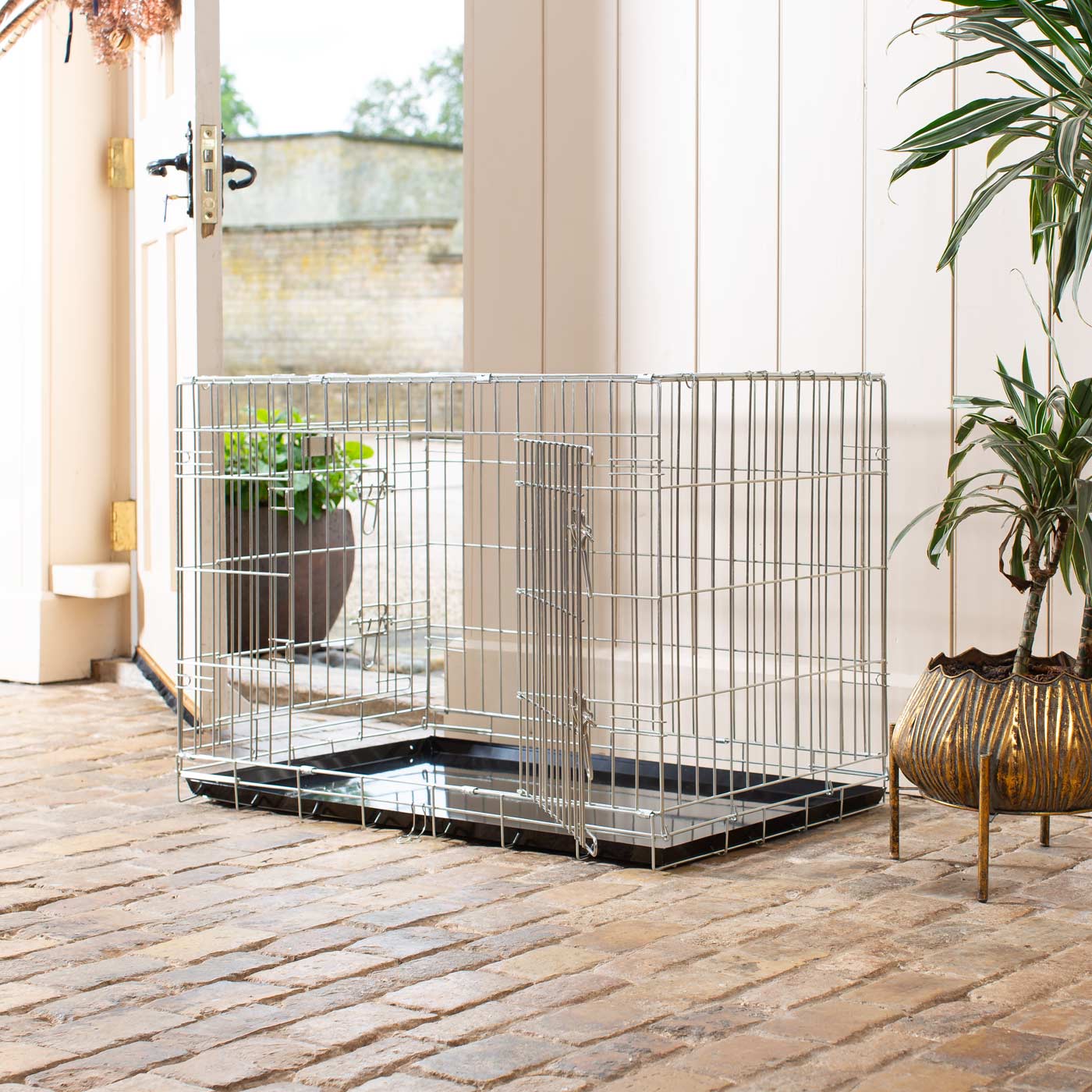 Discover the perfect deluxe heavy duty silver dog crate, featuring two doors for easy access and a removable tray for easy cleaning! The ideal choice to keep new puppies safe, made using pet safe galvanised steel! Available now in 5 sizes and three stunning colours at Lords & Labradors 