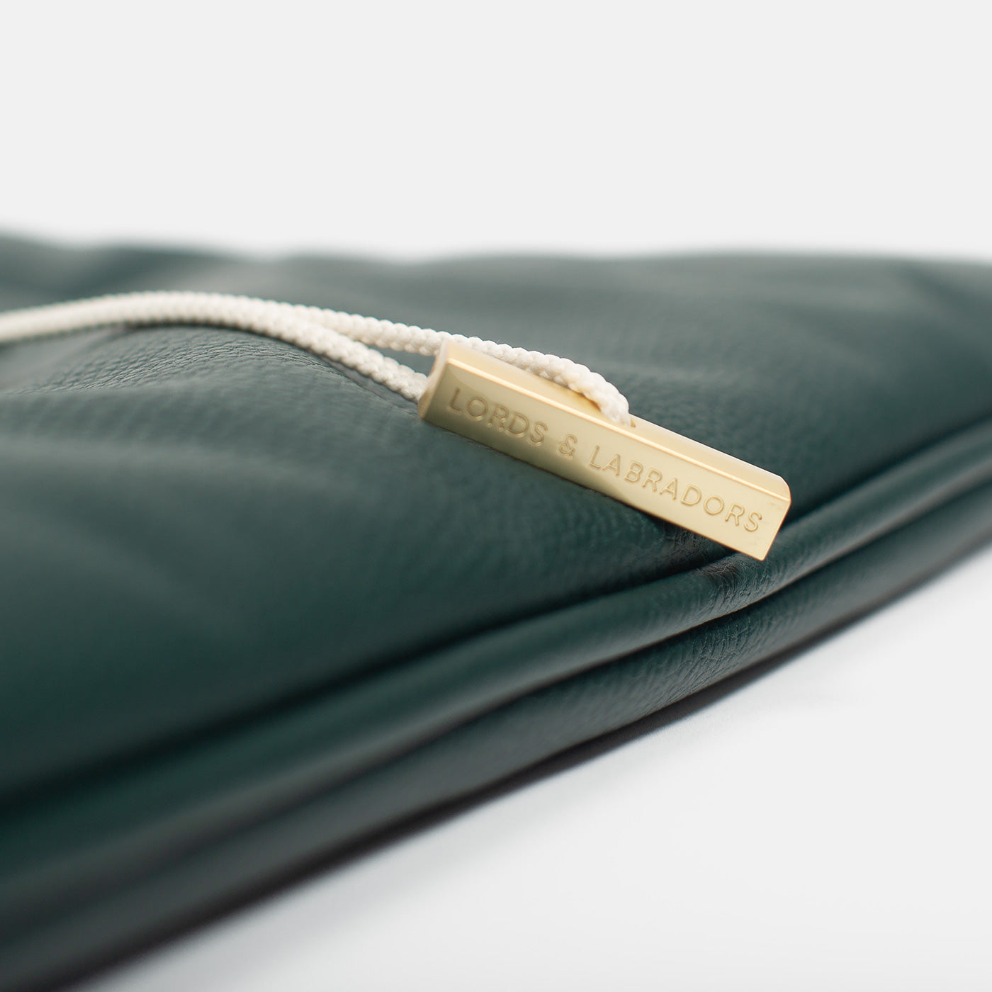 Embark on the perfect pet travel with our luxury Travel Mat in Rhino Forest (Green). Featuring a Carry handle for on the move once Rolled up for easy storage, can be used as a seat cover, boot mat or travel bed! Available now at Lords & Labradors 