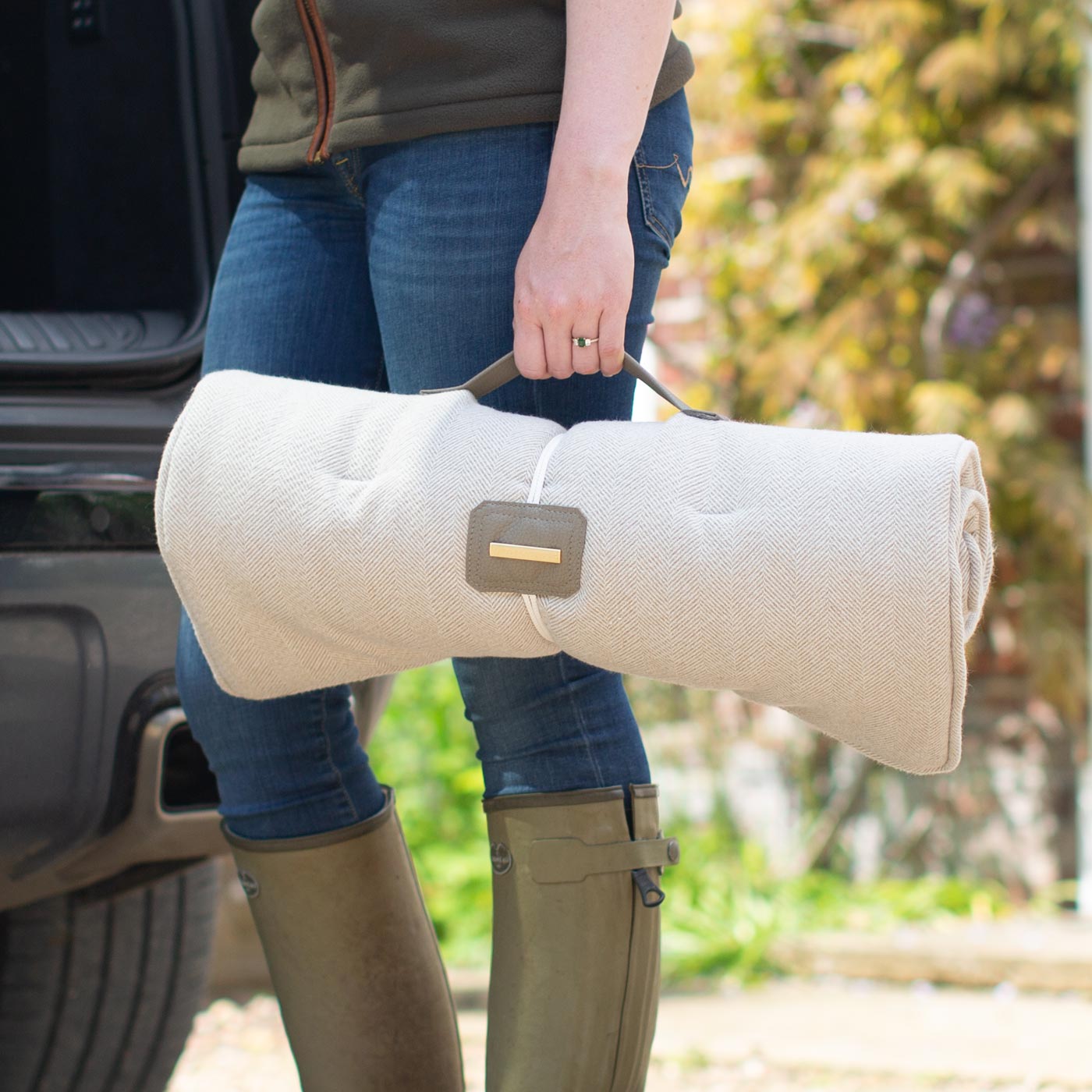 Embark on the perfect pet travel with our luxury Travel Mat in Natural Herringbone. Featuring a Carry handle for on the move once Rolled up for easy storage, can be used as a seat cover, boot mat or travel bed! Available now at Lords & Labradors