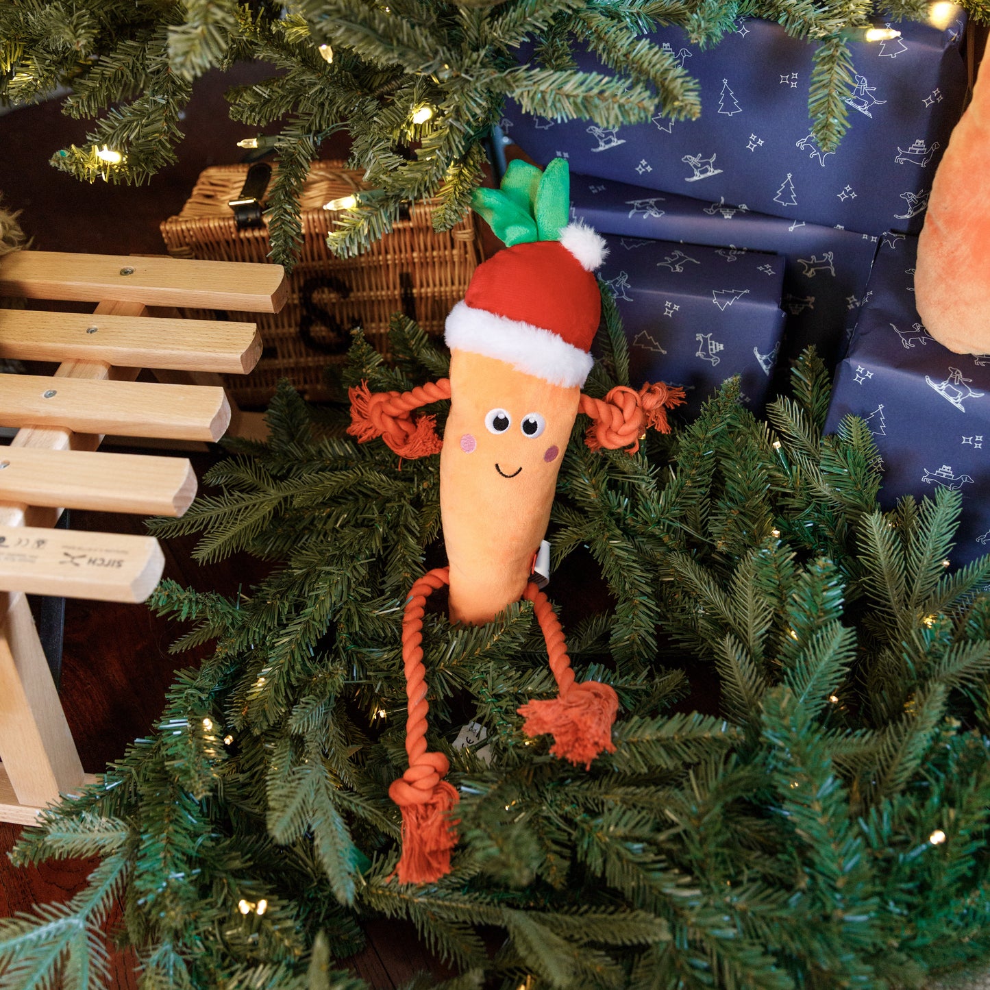 Zoon Santa Carrot Rope Legs Christmas Toy
