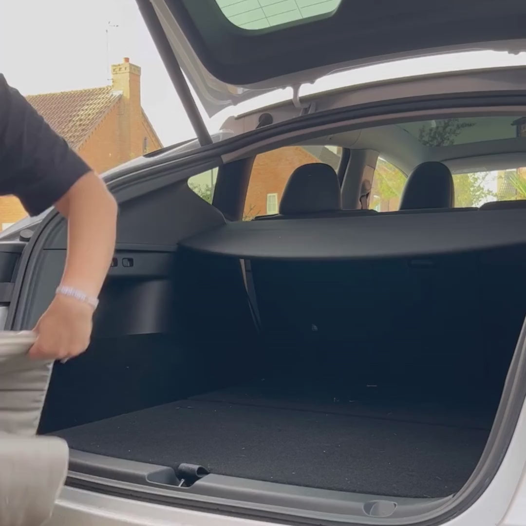 Embark on the perfect pet travel with our luxury Travel Mat in Rhino Sand. Featuring a Carry handle for on the move once Rolled up for easy storage, can be used as a seat cover, boot mat or travel bed! Available now at Lords & Labradors