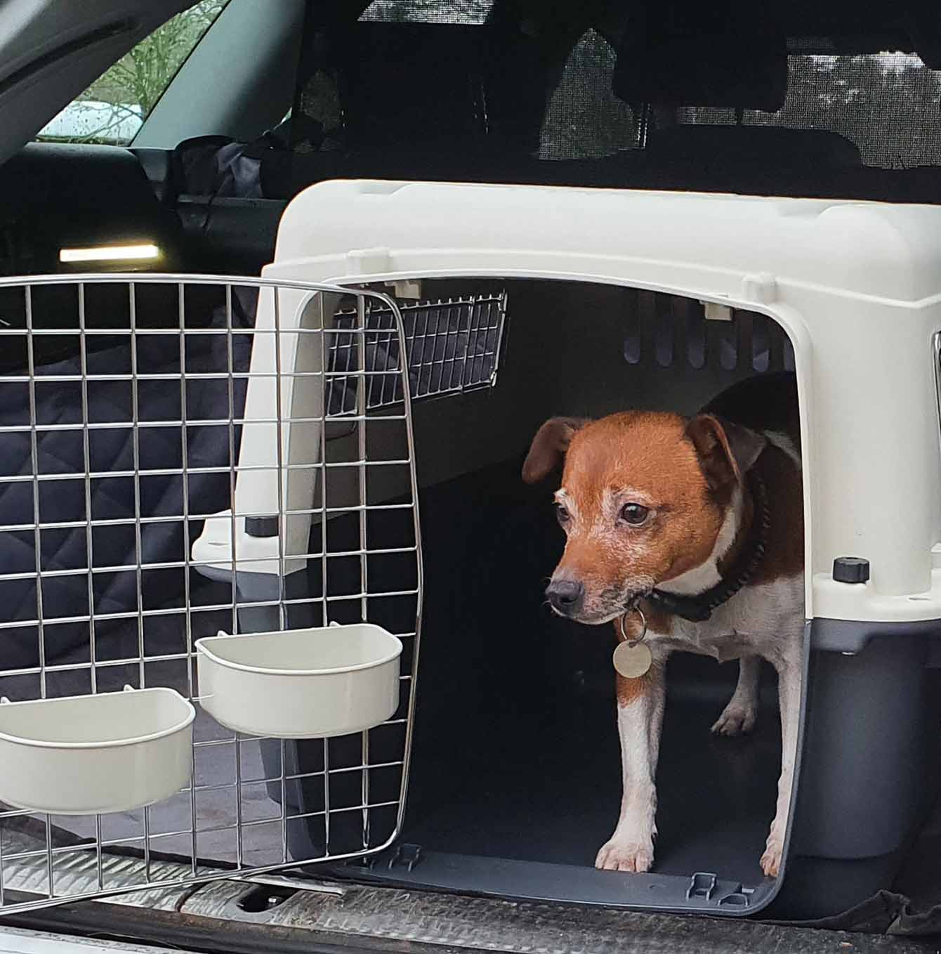 Henry Wag Air Kennel With Dog Car Boot Feeding Bowls