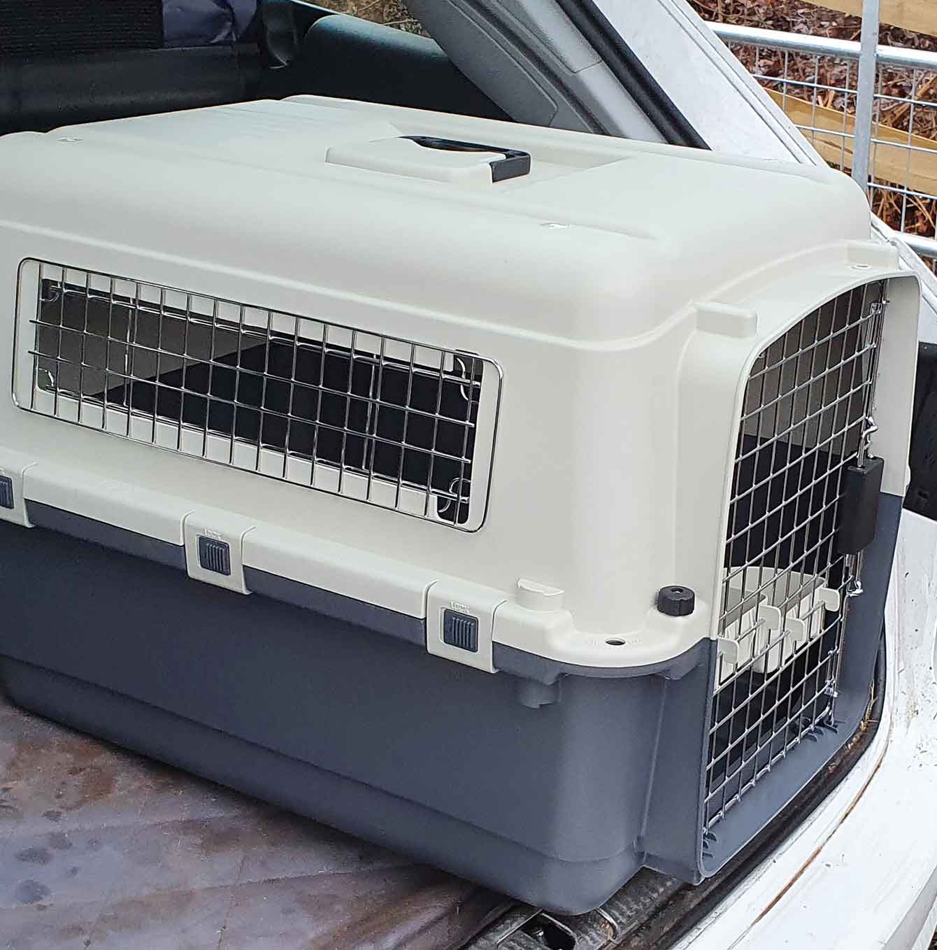 Henry Wag Air Kennel Side Shot Closed Door Lifestyle Car Boot