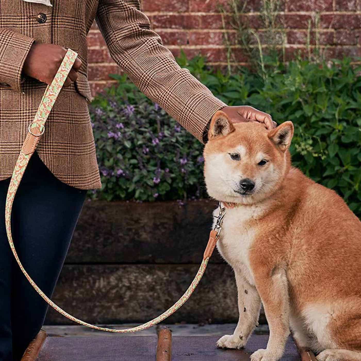 [colour:oak leaf] Set & accessorise your pooch ready for a stylish dog walk with Hiro + Wolf X L&L Dog Lead, the perfect dog walking accessory! Made using strong webbing lining to provide extra strength! Available in 3 stylish designs and one sizes at Lords & Labradors