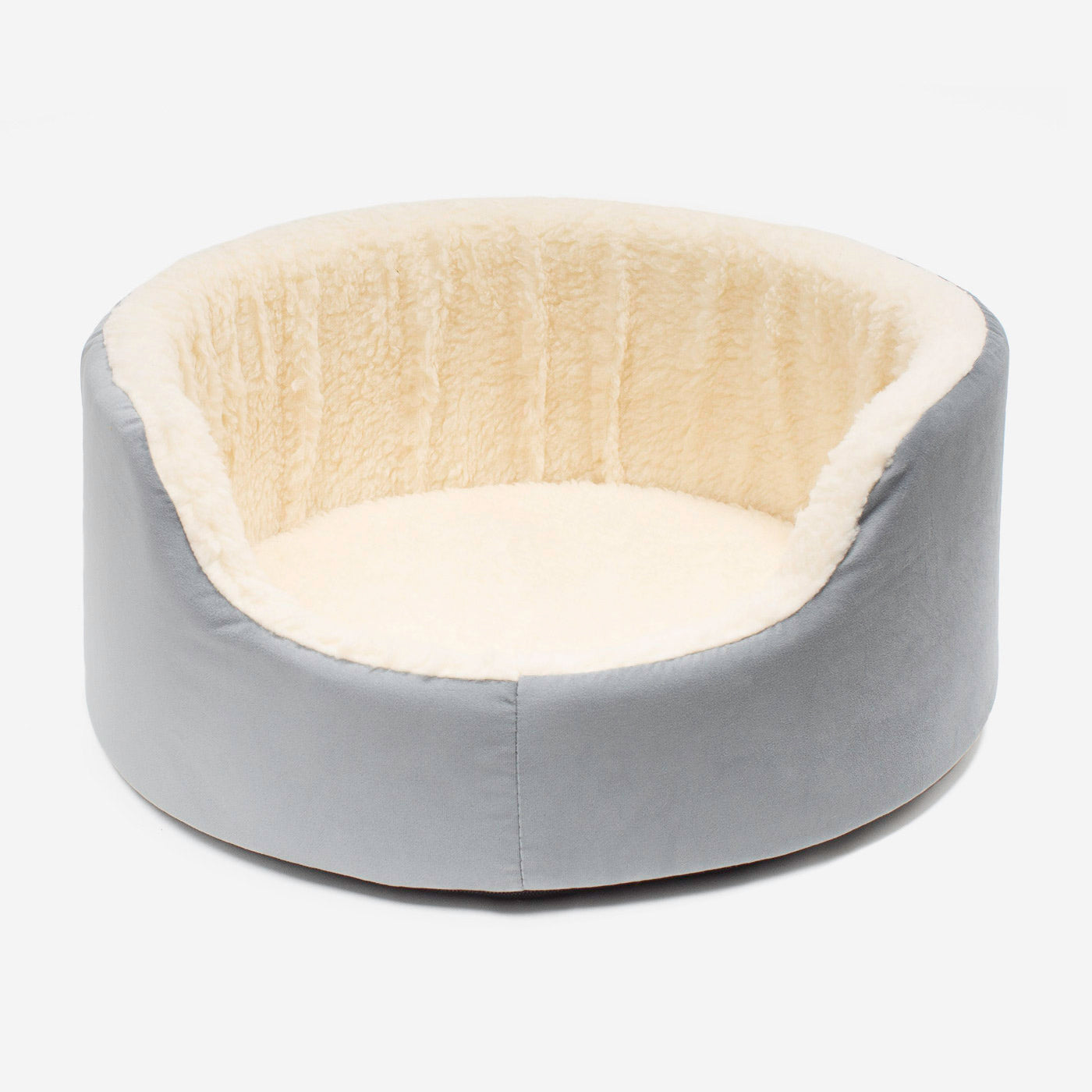 Discover our luxurious dog bed perfect for puppy growing! Crafted from plush sherpa, faux suede outer and complete with soft foam inner to present the ideal dog bed for puppies to grow! Available now at Lords & Labradors    