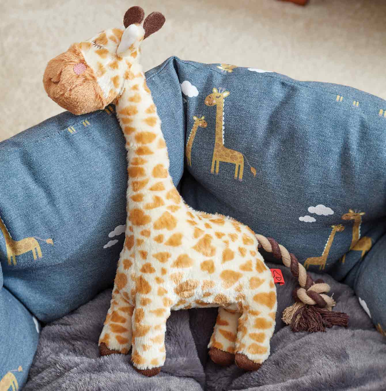 Zoon junior giraffe in a zoon bed